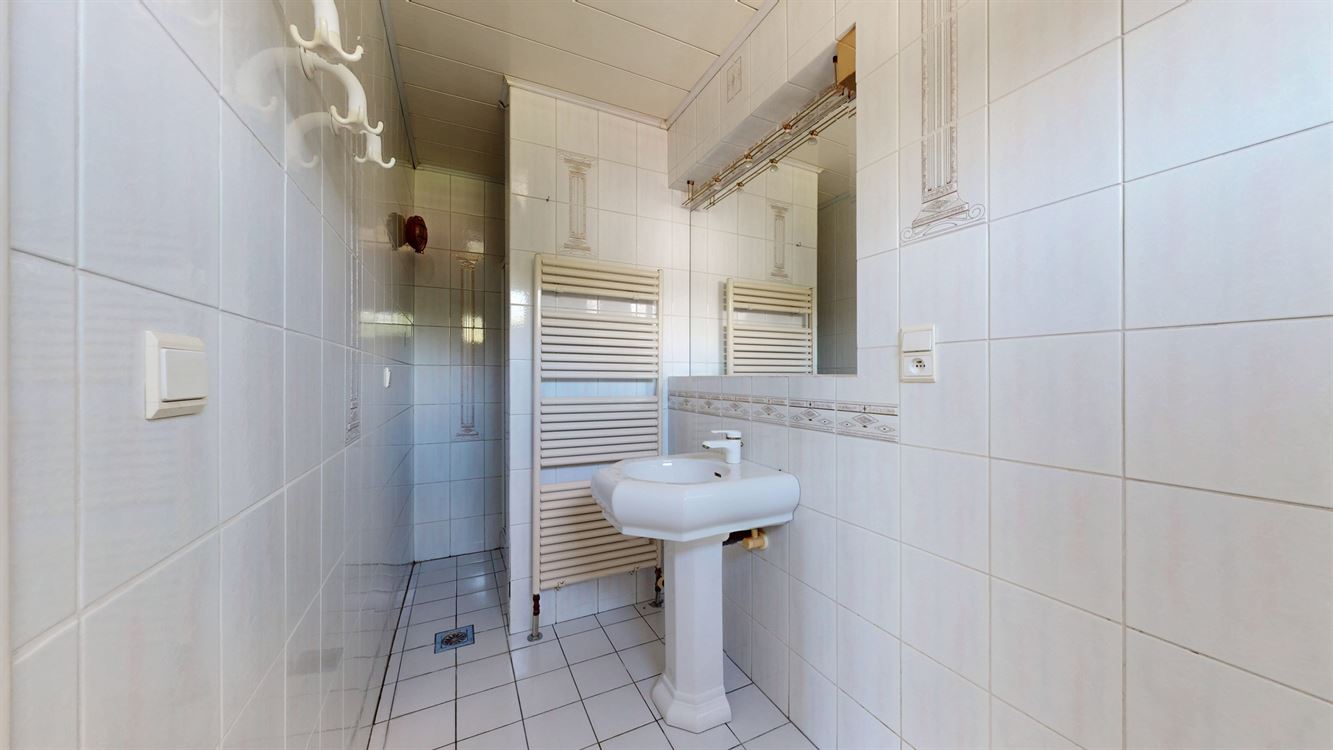 Villa plain pied à rénover, 4 chambres, deux salles de bains, deux garages et jardin.