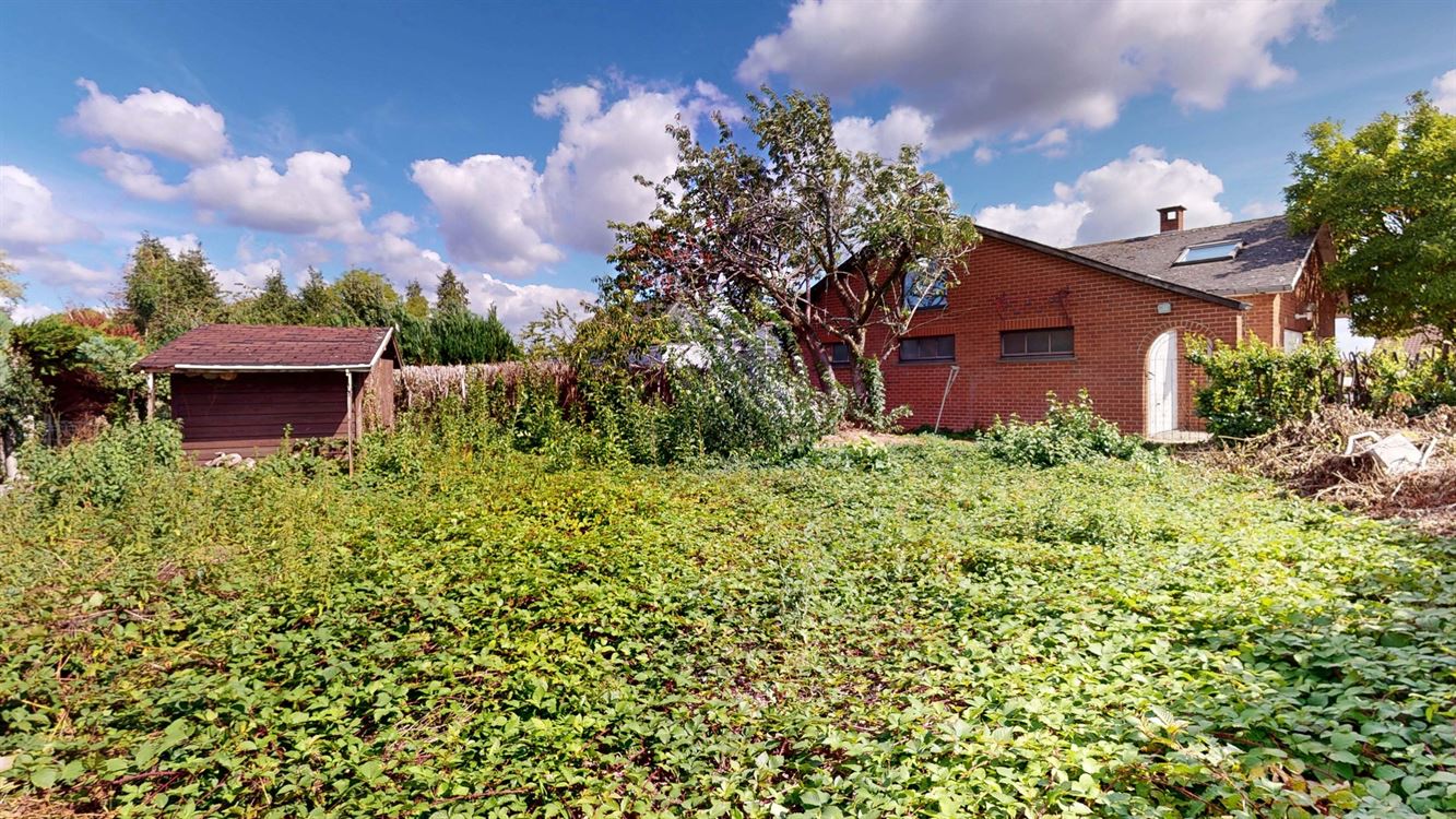 Villa plain pied à rénover, 4 chambres, deux salles de bains, deux garages et jardin.