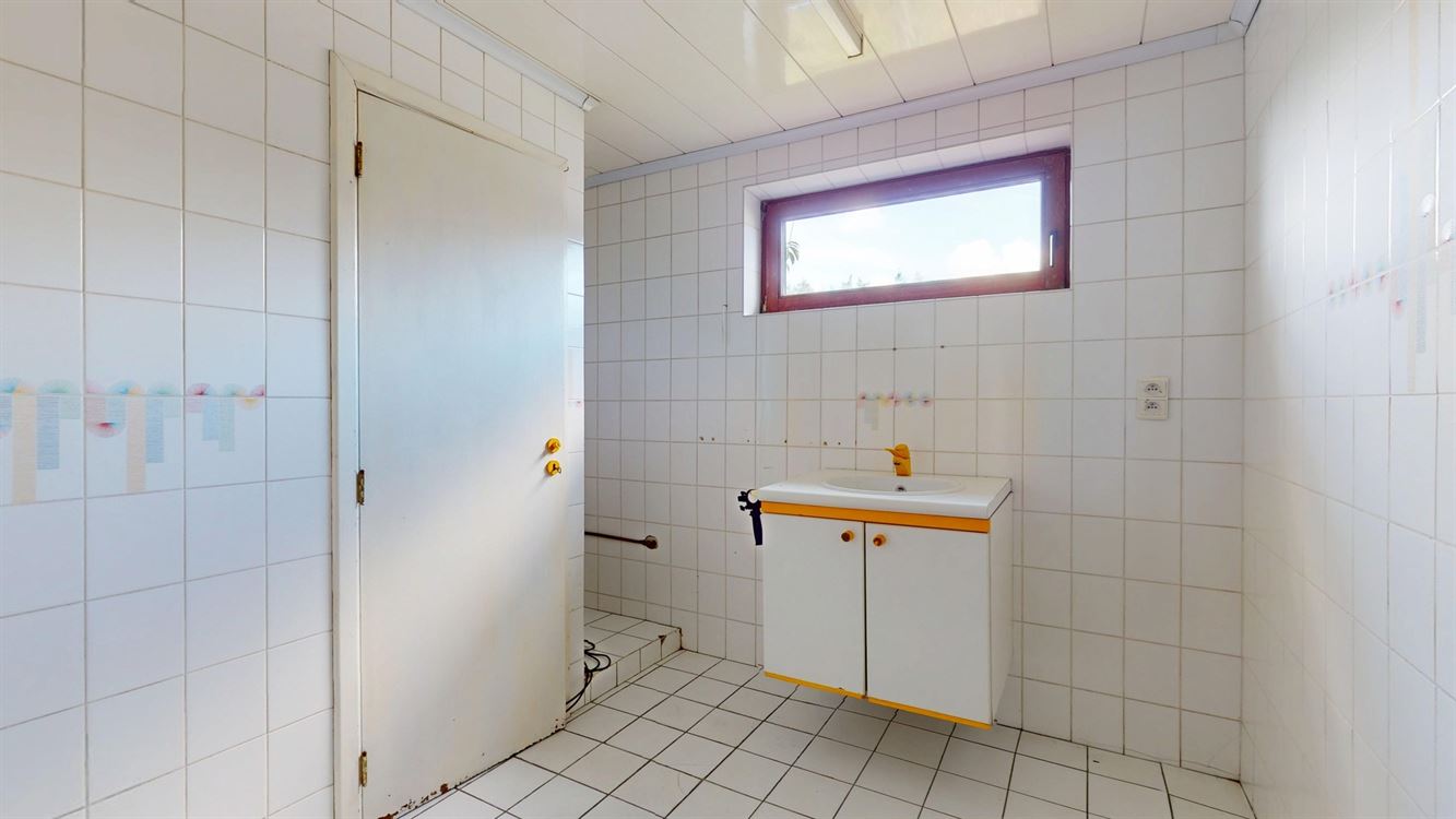 Villa plain pied à rénover, 4 chambres, deux salles de bains, deux garages et jardin.