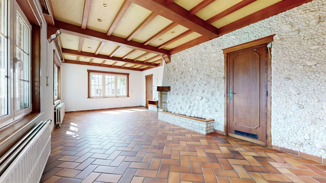Villa plain pied à rénover, 4 chambres, deux salles de bains, deux garages et jardin.