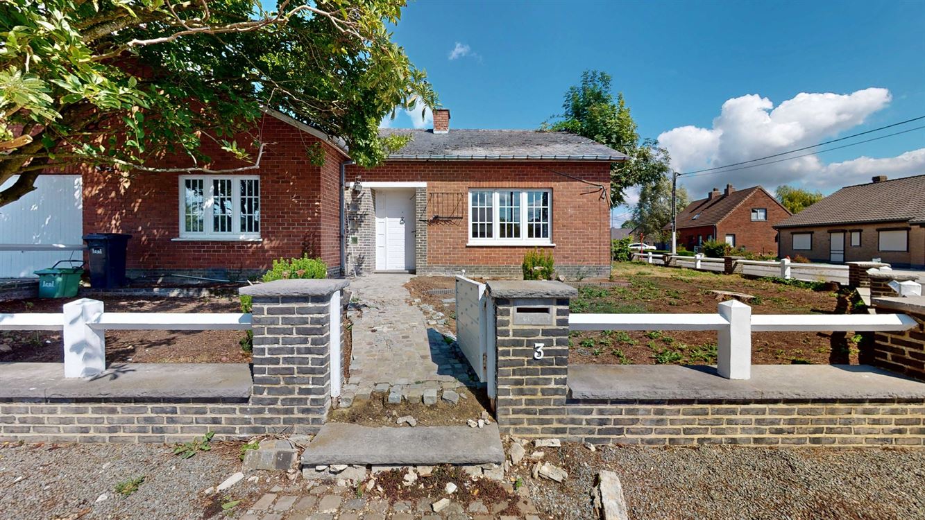 Villa plain pied à rénover, 4 chambres, deux salles de bains, deux garages et jardin.