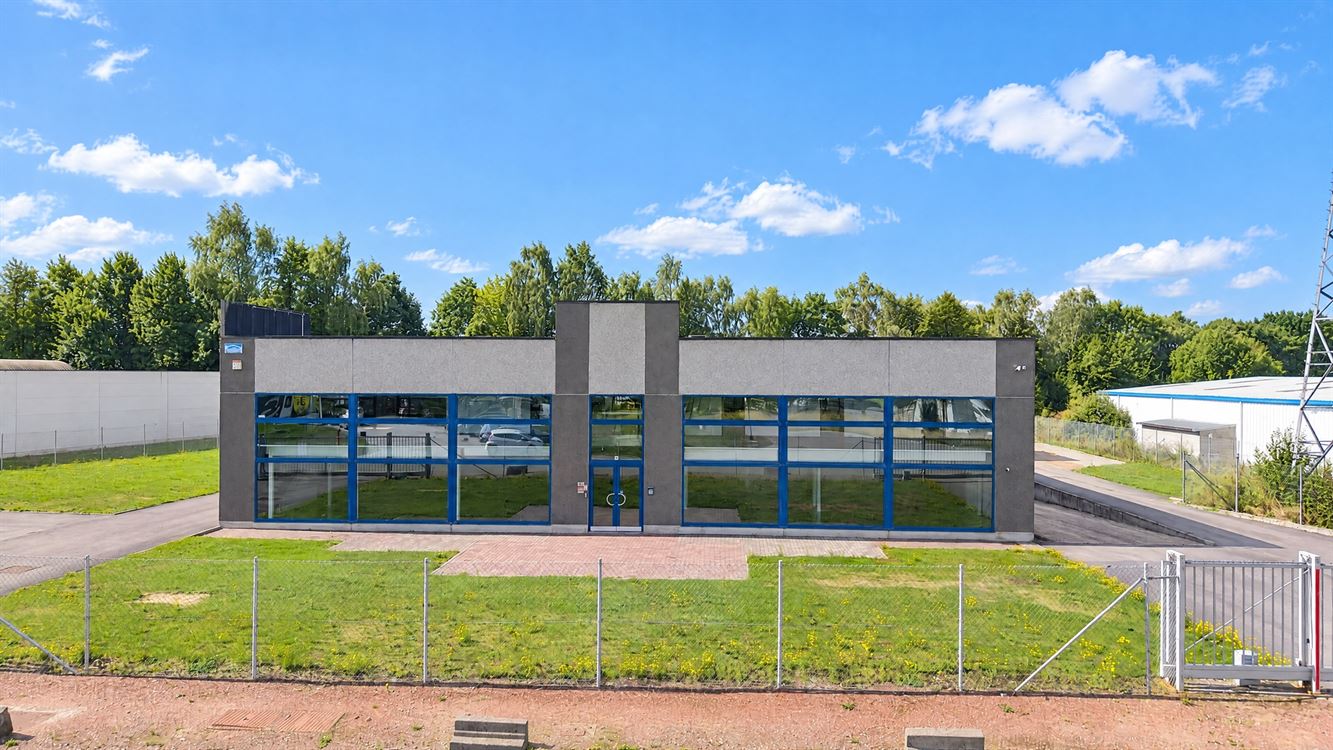 Magnifique bâtiment de 2150m² Willy Naessens de 1999. Showroom, entrepôt, bureaux, stockage, parking, jardin. Proche aéroport, ring, autoroute.