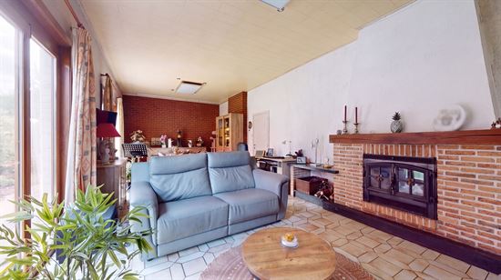 Belle maison 4 façades, 2 chambres, garage de stockage et jardin.