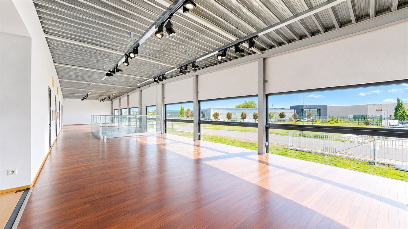 Magnifique bâtiment de 2150m² Willy Naessens de 1999. Showroom, entrepôt, bureaux, stockage, parking, jardin. Proche aéroport, ring, autoroute.