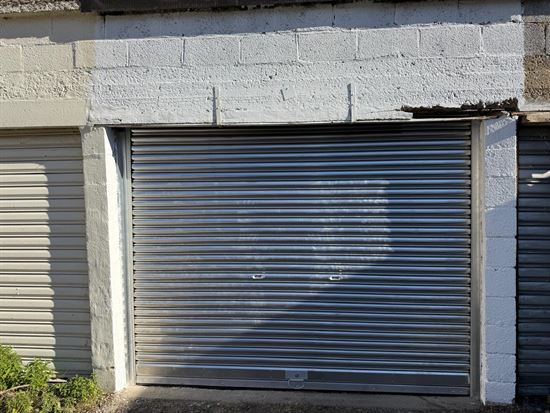UNIQUEMENT STOCKAGE VEHICULE. Garage à louer 100€/mois, 2 mois de caution, propriété sécurisée, pas d'électricité, pas d'eau.