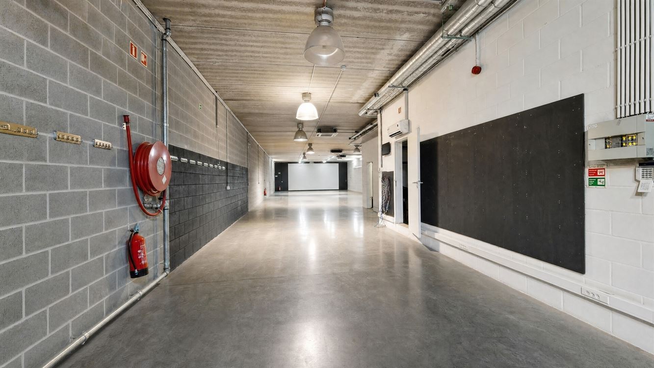 Magnifique entrepot de 1000m² sur deux niveaux avec ascenseur à voiture (non fonctionnel) + grand parking privatif.