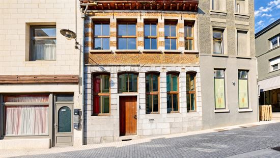 Belle maison type bel-étage deux chambres. Beau potentiel. PAS DE JARDIN. Possibilité colocation.