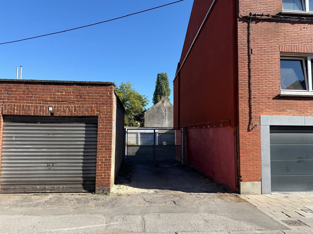 UNIQUEMENT STOCKAGE VEHICULE. Garage à louer 100€/mois, 2 mois de caution, propriété sécurisée, pas d'électricité, pas d'eau.