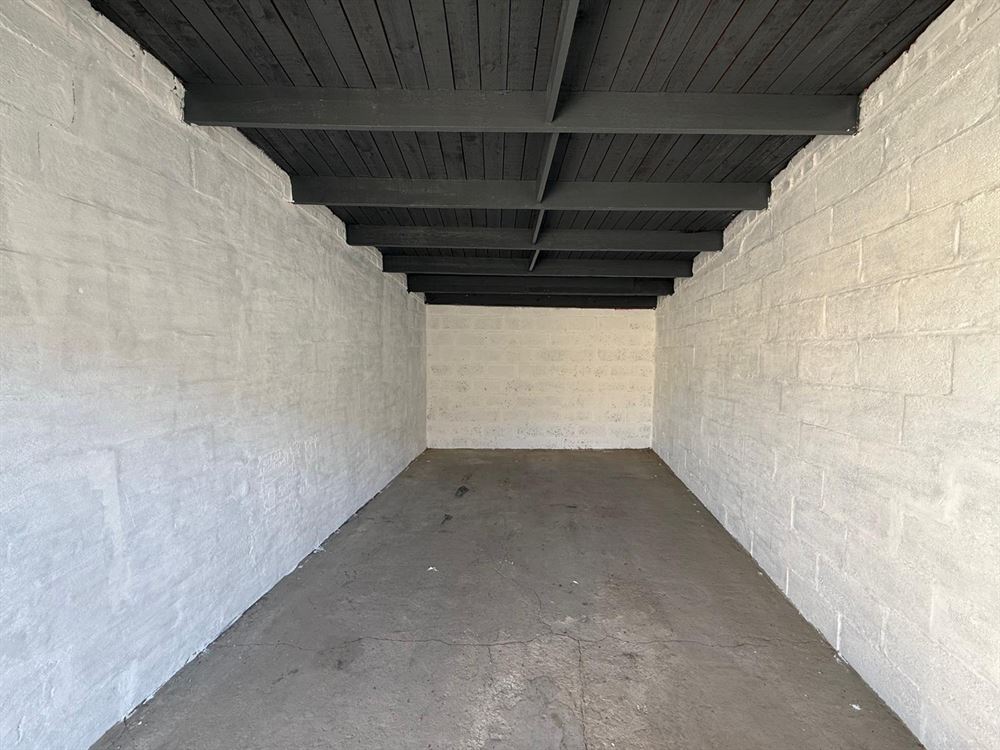 UNIQUEMENT STOCKAGE VEHICULE. Garage à louer 100€/mois, 2 mois de caution, propriété sécurisée, pas d'électricité, pas d'eau.