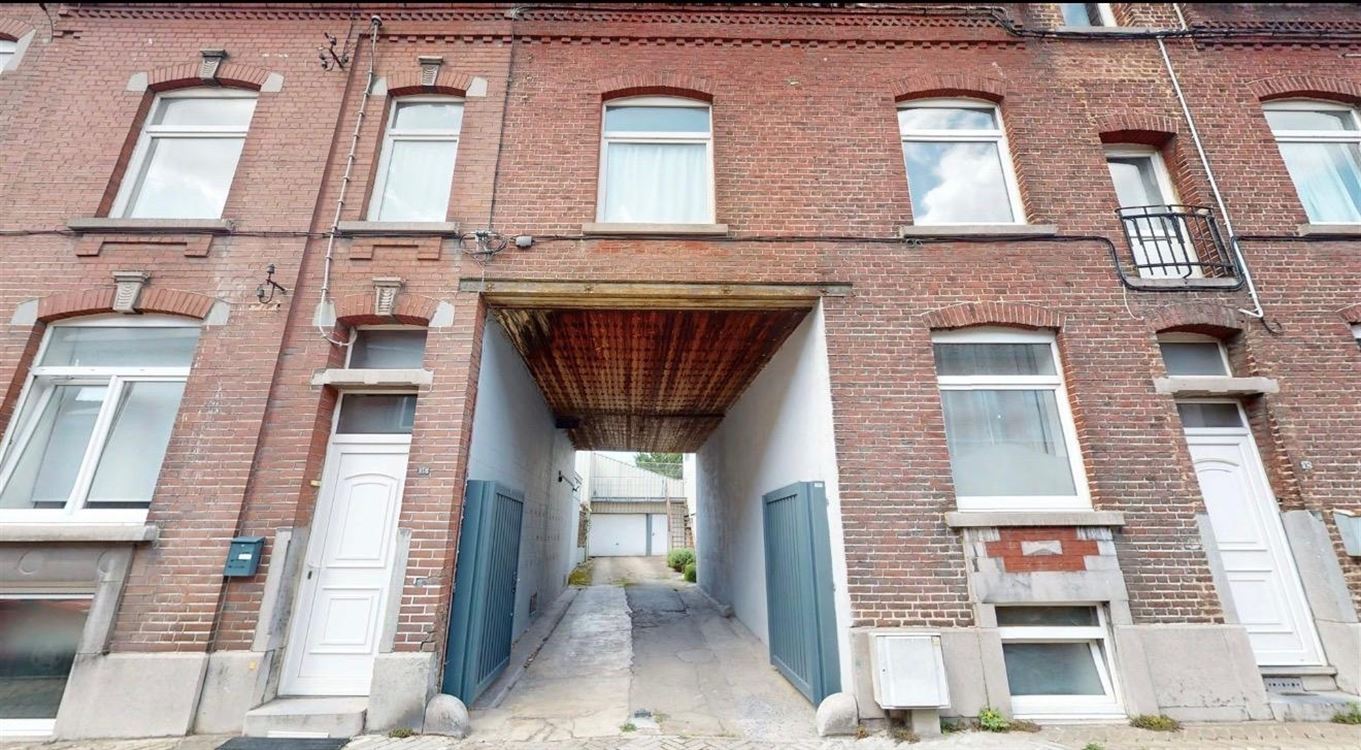 UNIQUEMENT STOCKAGE VEHICULE. Emplacement de parking couvert à louer 100€/mois, 2 mois de caution, propriété sécurisée, pas d'électricité, pas d'eau.