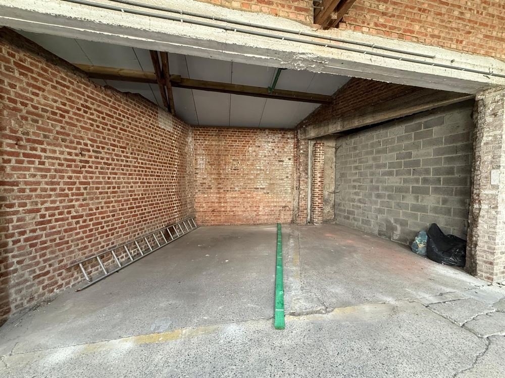 UNIQUEMENT STOCKAGE VEHICULE. Emplacement de parking couvert à louer 100€/mois, 2 mois de caution, propriété sécurisée, pas d'électricité, pas d'eau.