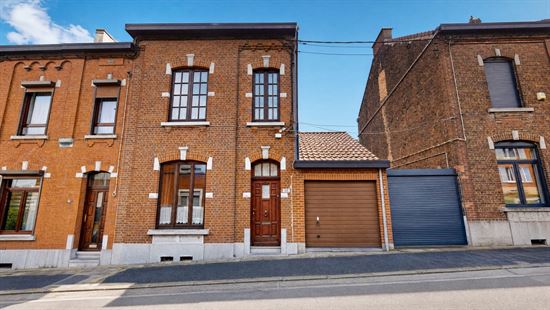 Splendide maison trois chambres, trois facades, garage et jardin.