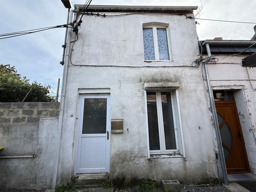 Belle maison située dans une ruelle, rénovation à terminer, 3 chambres et jardin.
