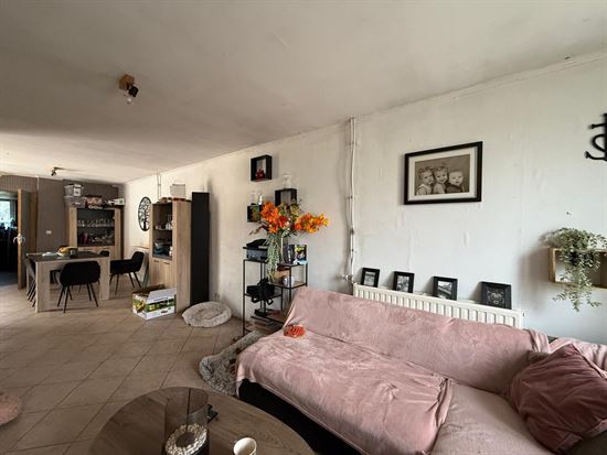 Belle maison située dans une ruelle, rénovation à terminer, 3 chambres et jardin.