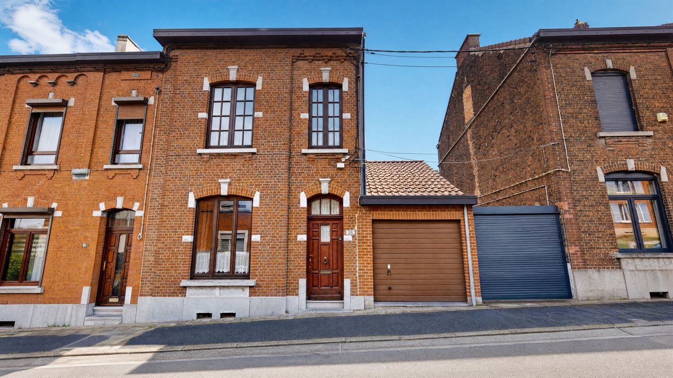 Splendide maison trois chambres, trois facades, garage et jardin.