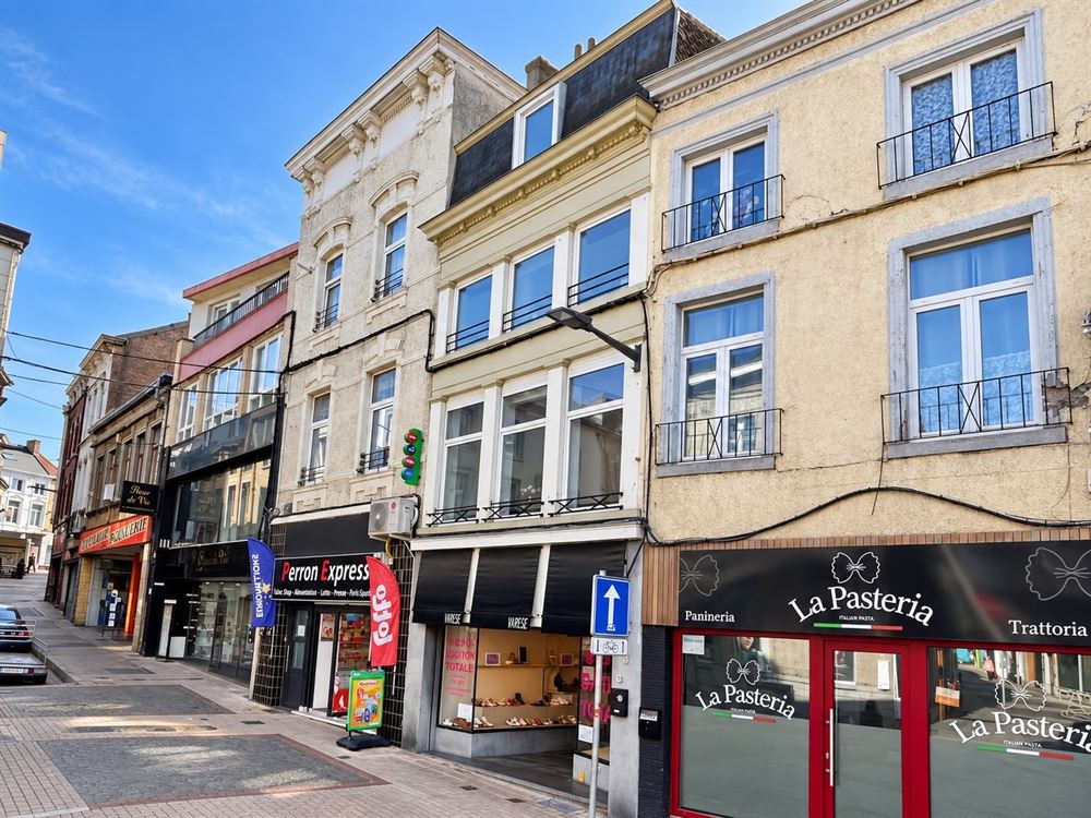 Cause retraite : magasin avec partie privée possible.