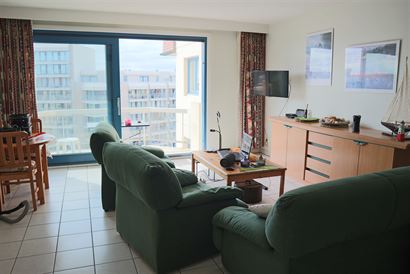 TE HUUR OP JAARBASIS - appartement met 1 slaapkamer en slaaphoek gelegen aan de zonnekant - inkomhal - living met slaaphoek met een kastbed 1x2 - inge...