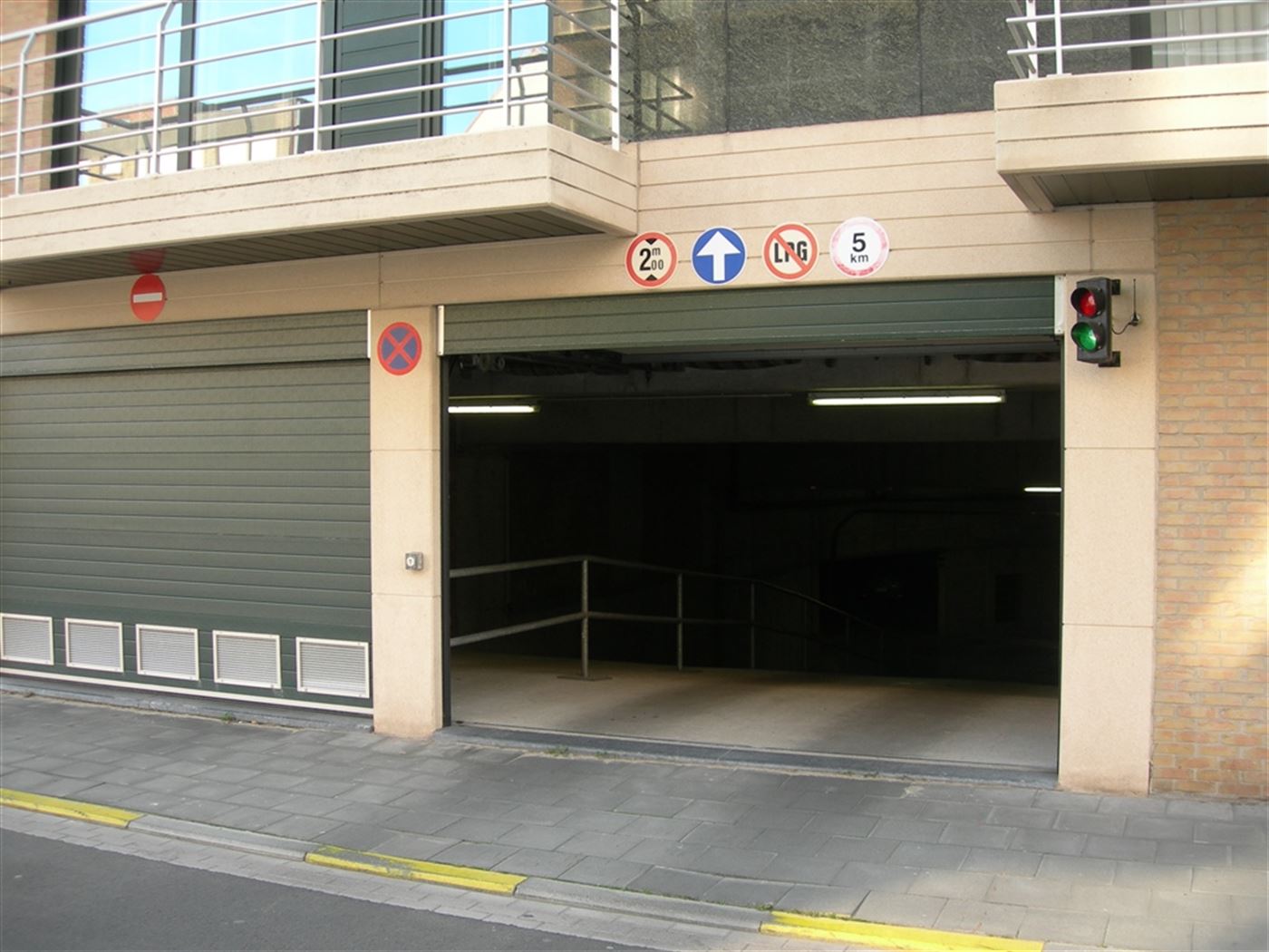 Res. APOLLO G11.05.21 - Afgesloten garagebox op niveau -0,5 - Afmetingen: 2.72 x 4,97 m - Volle eigendom - In- en uitrit in de Franslaan...
