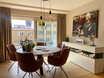 Res. Casino D1 164/0204 - ruim appartement van 150 m² met 3 slaapkamers - Zonnig gelegen in de Albert I laan op de tweede verdieping - Inkomhal met g...