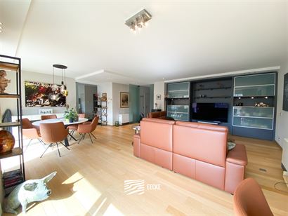 Res. Casino D1 164/0204 - ruim appartement van 150 m² met 3 slaapkamers - Zonnig gelegen in de Albert I laan op de tweede verdieping - Inkomhal met g...