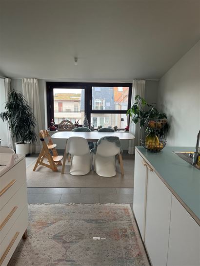 TE HUUR OP JAARBASIS - héél ruim ongemeubeld nieuwbouw dakappartement - enige bewoner op dit verdiep - zonnekant - living doorlopend vooraan - achte...