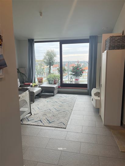 TE HUUR OP JAARBASIS - héél ruim ongemeubeld nieuwbouw dakappartement - enige bewoner op dit verdiep - zonnekant - living doorlopend vooraan - achte...