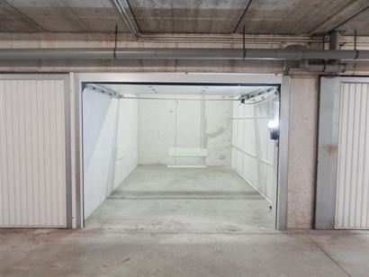Res. Duinenveld 1A - Garage 6 - Garage box fermé situé au niveau -1 - Prévu d'une port sectionale électrique et point lumière - Ascenseur - Plein...