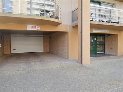 Res. Duinenveld 1A - Garage 6 - Afgesloten garagebox op niveau -1 - Elektrische sectionale poort, lichtpunt en twee stopcontacten aanwezig - Personenl...