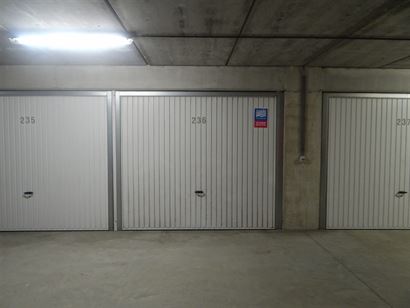 Res. Duinenveld 4A - GB 236 - Afgesloten garagebox op niveau -2 - Lichtpunt en personenlift aanwezig - Volle eigendom - Afmetingen garage :  2,94 x 5,...