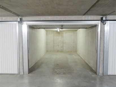 Garagecomplex Casino - Garage 4 - Afgesloten garagebox op niveau -1 - Voetgangerstoegang op de Zeedijk (ter hoogte van de Lefebvrestraat) - Inrit via ...