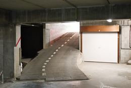 Res. Zonneschijn Parking 15 - Overdekte parkeerplaats op niveau -1 - Centraal gelegen in de Franslaan - Afmetingen: 2,20 x 5,10 m...