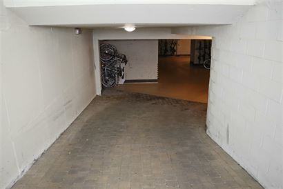 Rayon d'or garage nr. 18 - Garage fermé, avec accès par la Paardevissersweg - Situé à quelques pas du club de surf Windekind - Dimensions: 2,95 x ...