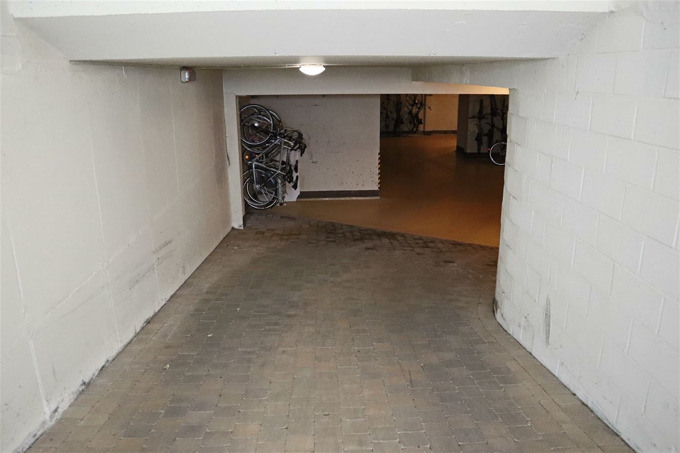Rayon d'or garage nr. 18 - Afgesloten garagebox met ingang via de Paardevissersweg - Op wandelafstand van de surfclub Windekind - Afmetingen: 2,95 x 6...