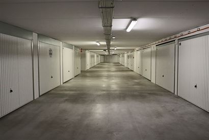 Ysara Parking 3 - Garage 1045 - Ruime en makkelijk inrijbare afgesloten garagebox - Inrit via het Ysaraplein - gouden schildpad - Afmetingen: 3,60 x 5...
