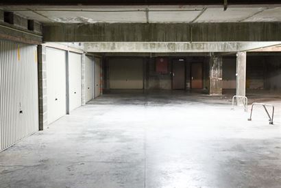 Res. Zonneschijn - Garage 30 - Garage box fermé situa au niveau -1 - Accès par la Franslaan - Dimensions: 2,66 x 5,30 m - Hauteur d'accès de 1,75 m...