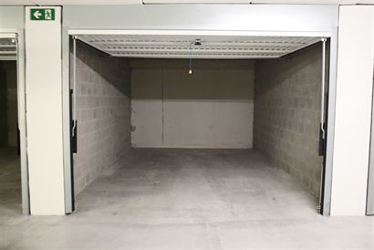 Ysara Parking 3 - Garage 1045 - Ruime en makkelijk inrijbare afgesloten garagebox - Inrit via het Ysaraplein - gouden schildpad - Afmetingen: 3,60 x 5...