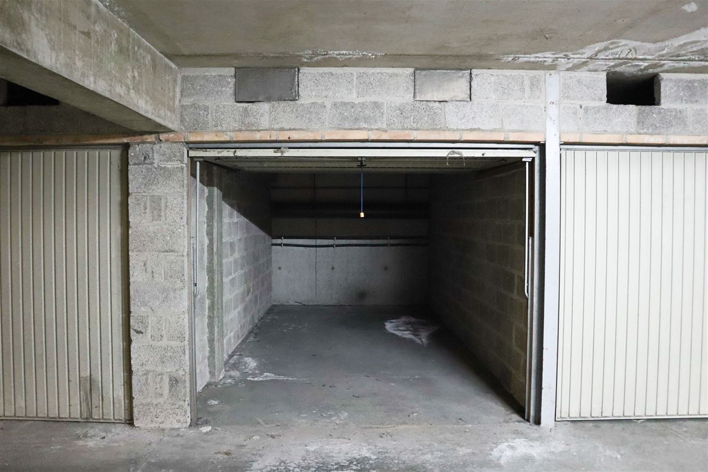 Res. Zonneschijn - Garage 30 - Afgesloten garagebox op niveau -1 - Toegang via de Franslaan - Afmetingen: 2,66 x 5,30 m - Inrijhoogte van 1,75 m
...