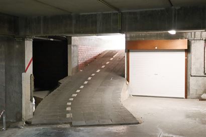 Res. Zonneschijn - Garage 30 - Afgesloten garagebox op niveau -1 - Toegang via de Franslaan - Afmetingen: 2,66 x 5,30 m - Inrijhoogte van 1,74 m
...