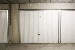 Res. Duinenveld garage 235 - Afgesloten garagebox op niveau -2 met aparte private kelder - Lichtpunt en personenlift aanwezig - Volle eigendom - Afmet...