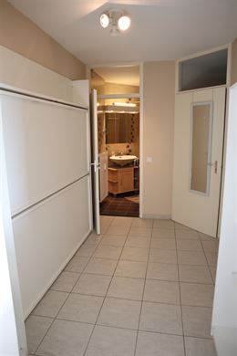 TE HUUR OP JAARBASIS - zongericht appartement met terras - woonkamer met ingerichte open keuken met frigo, oven en elektrisch fornuis - ingerichte bad...