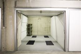 Res. Duinenveld garage 235 - Afgesloten garagebox op niveau -2 met aparte private kelder - Lichtpunt en personenlift aanwezig - Volle eigendom - Afmet...