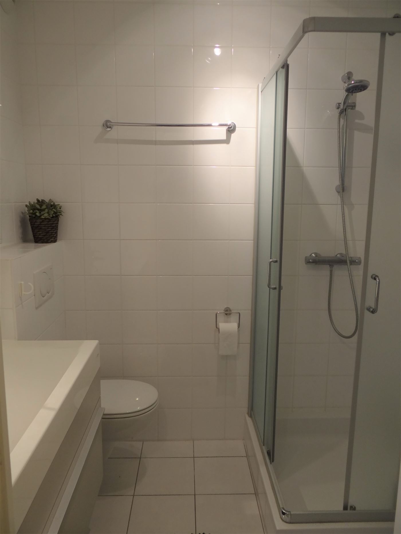 TE HUUR OP JAARBASIS -  Gezellig modern gemeubeld appartement - dicht bij openbaar vervoer - woonkamer met ingerichte keuken - badkamer met douche - s...