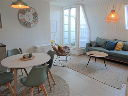 A LOUER A L'ANNEE - Appartement meublé moderne et confortable - près de la halte du transport en commun - salon avec cuisine équipée - salle de ba...