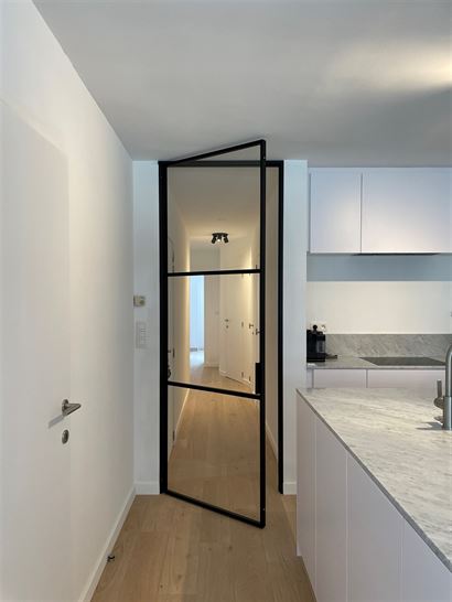 Res. Nieuwzand 003 - Appartement entièrement rénové avec deux chambres à coucher - Situation centrale dans la Franslaan au rez-de-chaussée - Hall...