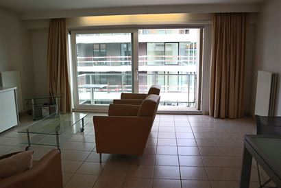 TE HUUR OP JAARBASIS - gemeubeld appartement - 4e verdieping met terras - living met open ingerichte keuken - ingerichte badkamer met ligbad - slaapka...
