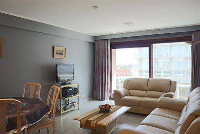 Res. Nieuwendamme 0401  - Aangenaam appartement met twee slaapkamers - Zonnig gelegen op de vierde verdieping in de Franslaan - Inkom met vestiaire - ...