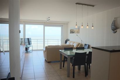 A LOUER A L'ANNEE -  appartement meublé - 11ième étage avec vue sur mer - cuisine ouverte équipée - salle de bains équipée avec combinaison bai...