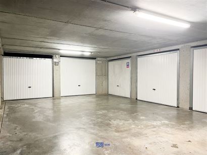 Res. APOLLO G11.02.21- Afgesloten garagebox op niveau -2 - Afmetingen: 2,72 x 4,97 m - Volle eigendom - In- en uitrit in de Franslaan...