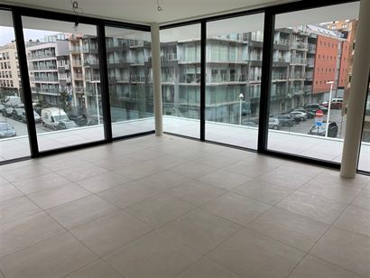 A LOUER A L'ANNEE - Appartement de coin non meublé dans une nouvelle résidence - terrasses spacieuses (46 m²) - l'appartement est entièrement pein...