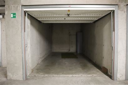 Res. Greenpark III garage 38 - Afgesloten garagebox met handmatige kantelpoort - Gelegen op niveau -1, naast de ondergrondse ingang van Greenpark III ...